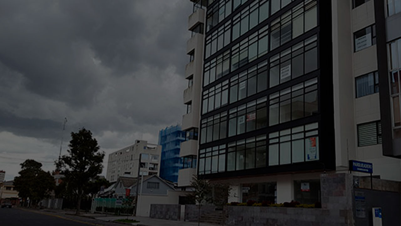 Médicos atendiendo a pacientes en el consultorio